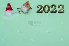 圣诞小矮人雪橇上的金色数字2022在蓝色的背景上与地方文字关闭