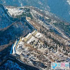 慕田峪位于北京市东北的怀柔县，由于地理位置十分重要，慕田峪自古以来就是拱卫北京的军事要冲，此段长城西接北京昌平县的居庸关，东连北京密云县的古北口，为明代所修筑，为京师北门黄花镇的东段，自古被称为拱卫京师、皇陵的北方屏障，的重要关口之一。被称为“危岭雄关”。