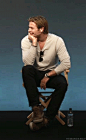 #Chris Hemsworth# 克里斯•我有独特的虐鞋方式•海姆斯沃斯你说说，我怎么就管不住我这脚呢？