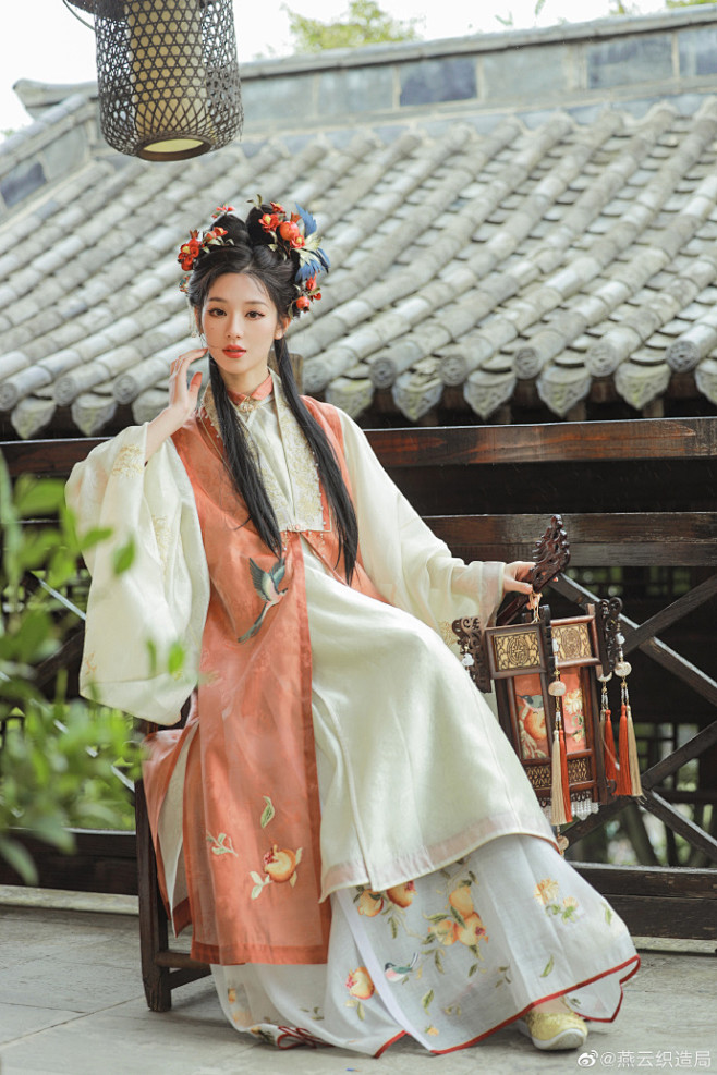 #燕云织造局##国风大典#
群姝照影，素...