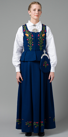 大蒸蒸采集到欧洲风情服饰