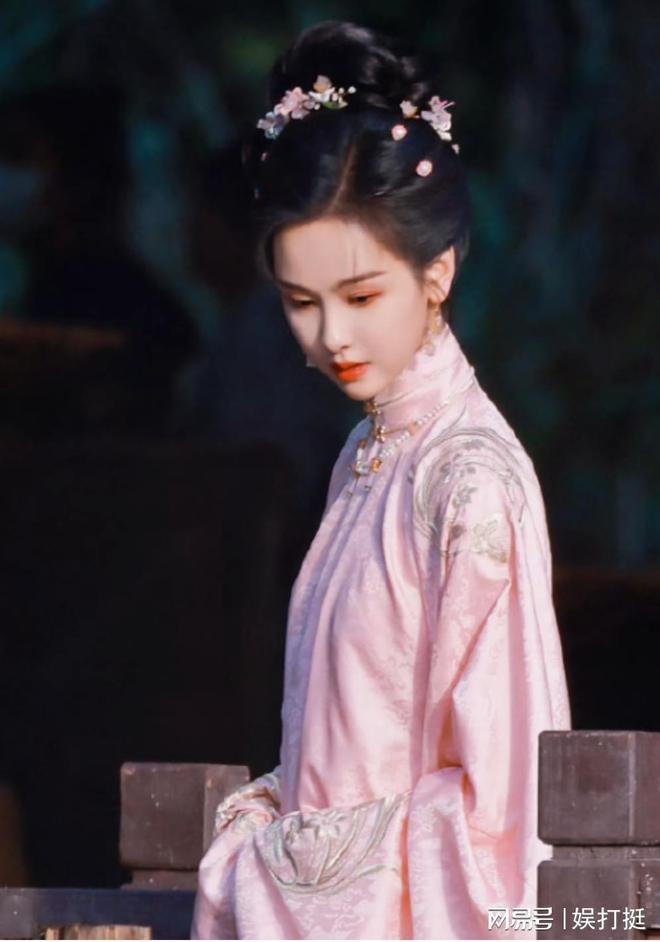 词卡晒自拍日常文艺风模板_美女照片手机挡脸头像