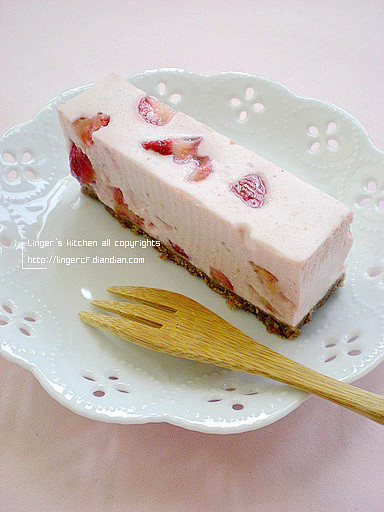 【草莓慕斯条】材料：草莓300克、淡奶油...