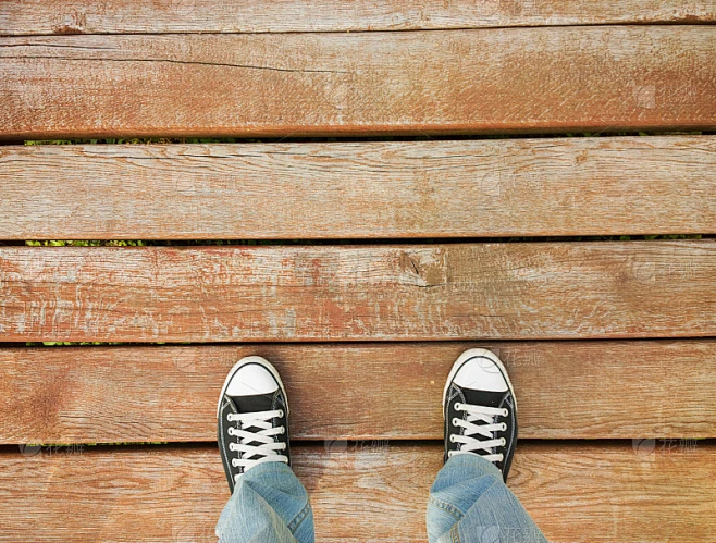 脚放在油漆过的木板上。