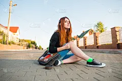 街道,看风景,都市风光,遮护的手势,天空,噪声,仅成年人,居住区,青年人,红发人