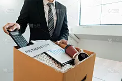 商务人员携带包装私人公司在棕色纸板箱和辞职信辞职或改变工作离开办公室，失业，辞职的概念。“n