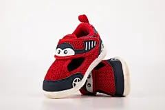 红色纱网凉鞋童鞋儿童用品摄影图