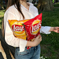 Photo shared by Choi Somi on April 27, 2020 tagging @lays, and @lays_deutschland. 图片中可能有：户外、上面的文字是“Lay Lays Cheese Onion Flavour”.
