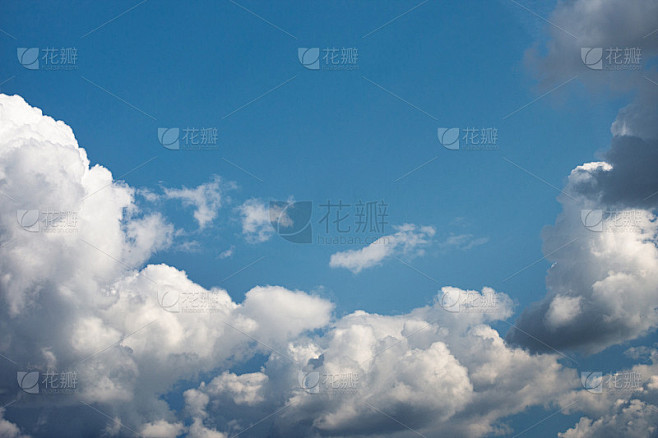 白云在蔚蓝的天空中