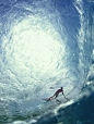 只有冲浪者才能体会到。Surfing. Shoot the tunnel. Pretty cool stuff.