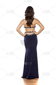 一个穿着蓝色裙子的年轻女人的背影
