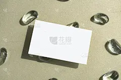 金色背景与玻璃石头和名片图像