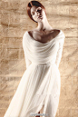 Delpozo 婚纱系列，纯净的色彩，简洁的轮廓，曲线流畅舒适，刺绣透过薄纱与丝绸散发着迷人的古朴气息 #服饰服装制作细节# #时尚优雅# @予心木子