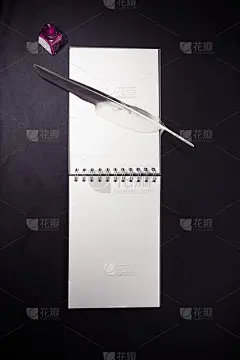 顶视图复古复古手写概念羽毛，墨水和空白纸记事本上的黑色背景与复制空间文本