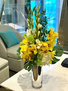 #活动回顾# 朦胧中的小清新 // 在北京国贸@TiffanyAndCo蒂芙尼 店铺，为VIP活动设计花艺。窗外阴霾笼罩万般萎靡，会场内一片生机勃勃，让人心旷神怡。#Tiffany# #蒂芙尼# #花艺# #活动花艺# #MOSSfloral# #MOSSdesignstudio# @lengMOSSdesign ​​ ​​​​
