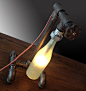  用铁管和古董酒瓶做成的蒸汽朋克台灯