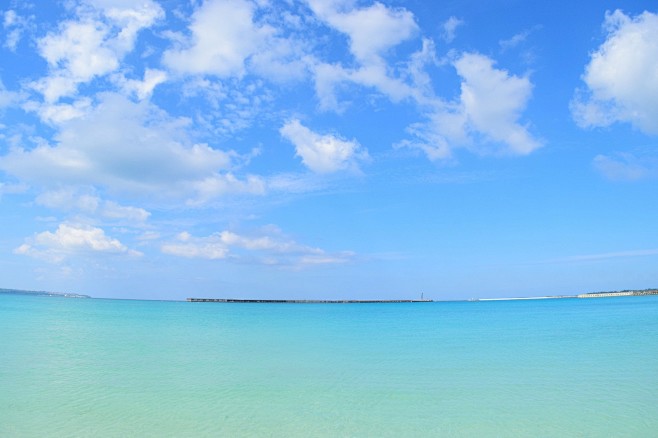 「沖縄の海と遠くに見える防波堤沖縄の海と...