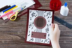 这孩子画细节。贺卡吉他音乐。儿童艺术项目，儿童工艺品。工艺为儿童。