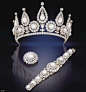 罗斯伯里王冠
这顶王冠是由钻石和巨大的天然珍珠制成，王冠属于罗斯柴尔德的女继承人Rosebery伯爵夫人 ，是英国最富有的夫人。她去世后，她的儿子得到了这顶王冠。2011年，王冠
被拍卖了