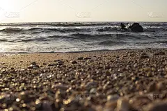夏日背景的热沙与海洋或海浪与名片或广告在黎明或日落的复制空间