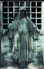 16 Sculptures That Scare and Amaze at the Same Time
