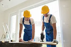 一群建筑工在室内使用工具