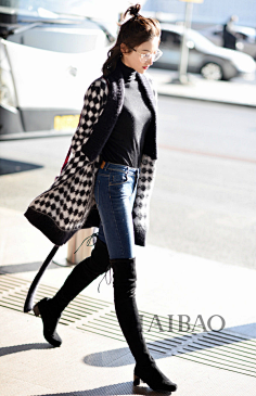 秀#@姚笛最新机场街拍,她身穿灰色不规则宽松毛衣搭配黑色过膝长靴