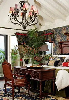 向往自由的无装饰

放弃了时代特征的木作，木头的元素只存留在家具中，看到的是无处不在的细节。

墙面壁纸带花纹，顶面木梁与花线也由木制换做漆面，这种组合方式更加体现了自由的特点.