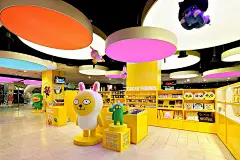 KAKAO FRIENDS主题商店内卡通原型取自韩国国民软件KAKAO TALK。此次KAKAO主题展览策划了很多特色表情人物，而且每个人物都有自己的名字，像是可爱的小兔MUZI、粉嫩的小桃APEACH、大嘴TUBE等等