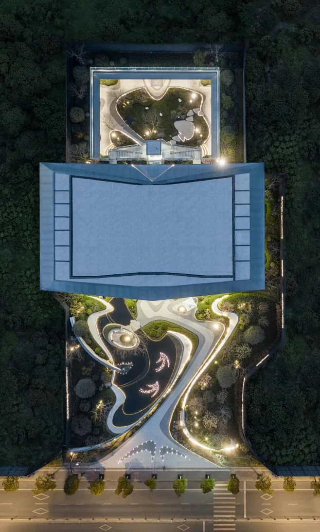 南京保利 · 燕璟和颂 入口空间强调仪式感、互动性、场所感的营造。两侧墙体向内延伸，构成一处城市峡谷，燕尾形铺地与其相互呼应，既是隐贵宅院的礼 ...