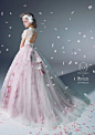 日本摄影师蜷川实花，跨界推出M / mika ninagawa品牌婚纱，招牌花卉元素设计出独一无二的婚纱系列。 O网页链接