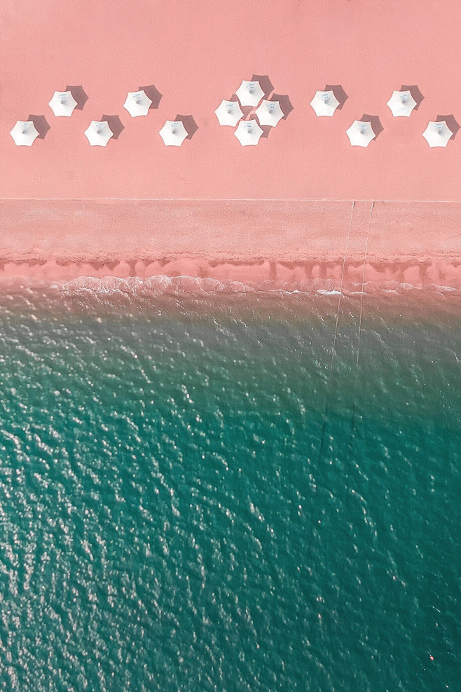北美洲-粉色沙滩：粉色沙滩位于巴哈马群岛...