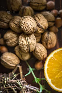 圣诞来临装饰在深色木板背景与切片橙子和核桃