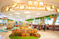 深圳宝安大仟里
农市井Farm Land

农市井作为深圳首个自然生态、有机农创主题空间，总面积超1800㎡，巧妙通过有机生活与消费场景营造多维美感，以自然生态元素激活商业空间，重构商业空间美学，通过轻质生活方式的品牌业态组合与情境打造，积极吸纳与其理念相符的品牌，共同为消费者创造能找到与自己“生活方式、生活价值”同频率的场景表达。