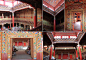 带着课题去旅行——藏传佛教寺院建筑特色
路线：天津--四川 甘孜藏族自治州 海螺沟 稻城亚丁 成都2010年9月我们班（环境设计专业）从天津奔到四川的甘孜藏族自治州开始了为期半个月的采风课程。所谓采风，就是到了一个地方，开阔视野，拍拍照，还有一个5000字的艺术实践采风报告。我们的专业是环境艺术设计，老师带我们去的多为藏传佛教寺院，给我们的题目是：藏族的建筑特点。我对宗教很感兴趣，此次有机会前往我国地处边隘高原的藏区，是一段宝贵的生活体验和艺术学习经验，在藏区不长的这段时......