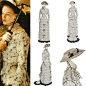 戏服设计超话#服装# 一大波新鲜高清的戏服实物图来了！Kerry Taylor Auctions拍卖69件精美戏服，包括《唐顿庄园》《国王的演讲》《爱玛》《丹麦女孩》多部影视剧中的经典造型，由戏服设计师John Bright及戏服供应商Cosprop捐赠。官网有各角度高清图片及文字介绍。 ​​​​