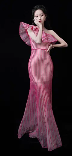 美女壁纸～陈都灵，这身粉色条纹长...@霁枫壁纸的动态
