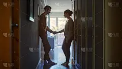 悲伤的夫妇手牵着手，在困难时期互相安慰。家庭共渡难关，温情时刻。悲伤和悲剧的气氛。人类戏剧时刻