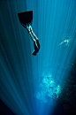 Eusebio和妻子是自由潜水者，在墨西哥的尤卡坦半岛，他们拍下了海洋最深处的蔚蓝！