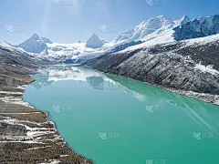 中国西藏，蓝天下的雪山和湖泊