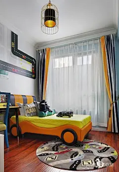 儿童房：“汽车王国”主题贯穿空间，采用设计感极强的床与储物柜及桌椅等家具，结合卡通手绘壁纸，让空间童趣丛生。