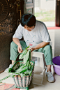 为我做饭为仔制衣

摄影：洪小漩

前几次，老妈住院复查都是来杭州。考虑今年我身子重，加上我弟的几番游说，她便将行程安排去了温州。在弟弟身边就医，我也没什么可以操心的，不能晨昏定省，我就只能电话问问她手术的情况。

甲状腺肿瘤现在太常见了，不要紧的，你不要担心，自己上下楼梯要注意点。妈妈躺在病床上总是这样和我说。

待她出院回浦江的家中静养，我第一时间和阿科安排好假期连夜约了顺风车回家。

被纱布裹住的伤口要避免出汗引起发炎，我们就劝妈妈就在空调房待着，看看电视，不要操劳。饭菜什么的，我们做儿女的来张罗就