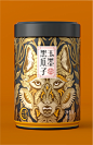 玉墨的原料是最大的竞争力，能打动人心的包 装设计要脱离形式感，展现产品实力。以“狼”为主形象的作品，在全球范围内的年轻市场中有着很好地反响。将玉墨的视觉语言体系，创新性地融入“狼王”概念，彰显产品实力 ; 结合富有装饰性的向日葵枝蔓，表达了产地天然、原料优质的特点。
瓜子 / 坚果 / 中国风 / 包装 / 奢华
【完整案例在公众号】“喜鹊战略”，设计师齐树伟合作添加“picaqishuwei”