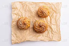 用玉米粉做的松饼，巴西传统的“broa de fuba”。白底糖粉中的丙油