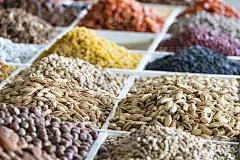 乌兹别克斯坦塔什干当地食品市场上的干果和坚果