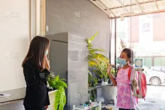 向学生介绍新冠病毒筛查概念。老师在上午上课前问候学生，筛查冠状病毒感染情况，为学生测体温，并为学生测