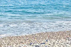 美丽的地中海和海浪背景阳光灿烂的一天。夏季和restconcept。夏天的纹理。明亮的壁纸。蓝绿色的