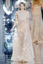 Elie Saab S/S 2010 Couture Collection | Elie Saab本季倾向于更柔和的浪漫主义和淡薄的色彩，灰调紫檀木、木槿紫、青瓷色和许多基础的米色，温柔浪漫～ ​​​​