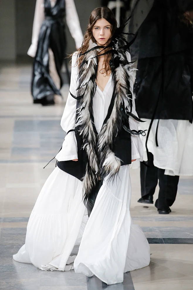 ann-demeulemeester-fall-2017-ready-to-wear-fashion-show-see-the