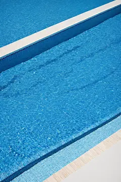 反射游泳池图片摄影图